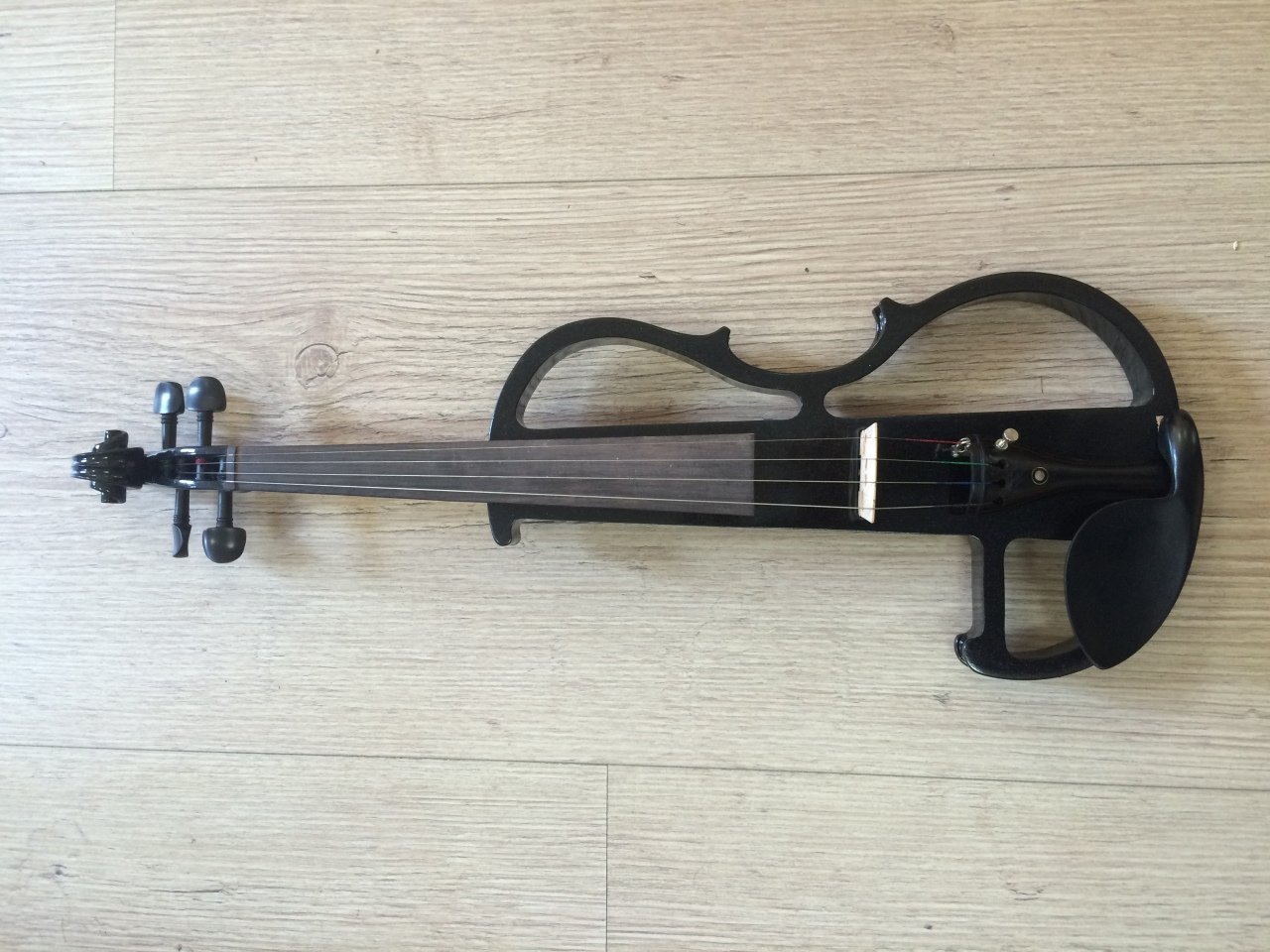 ELEKTRO KEMAN, SİYAH, 4/4, KUTULU:VISUAL ARTS VIOLIN, KLAVYE: ABANOZ, YAY: BRAZIL WOOD, REÇİNE, 3M KABLO, KULAKLIK
